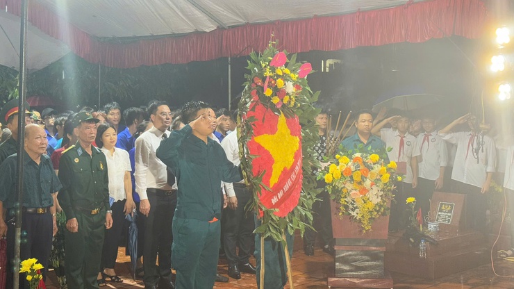 Tam Hưng: Thắp nến tri ân – Trang trọng, lan tỏa đạo lý "Uống nước nhớ nguồn"- Ảnh 1.