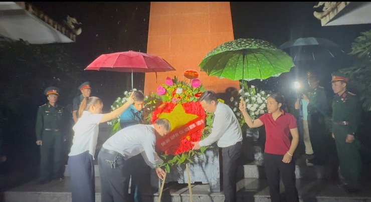 Tam Hưng: Thắp nến tri ân – Trang trọng, lan tỏa đạo lý "Uống nước nhớ nguồn"- Ảnh 2.