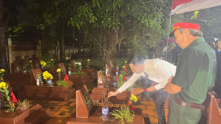 Tam Hưng: Thắp nến tri ân – Trang trọng, lan tỏa đạo lý "Uống nước nhớ nguồn"- Ảnh 3.