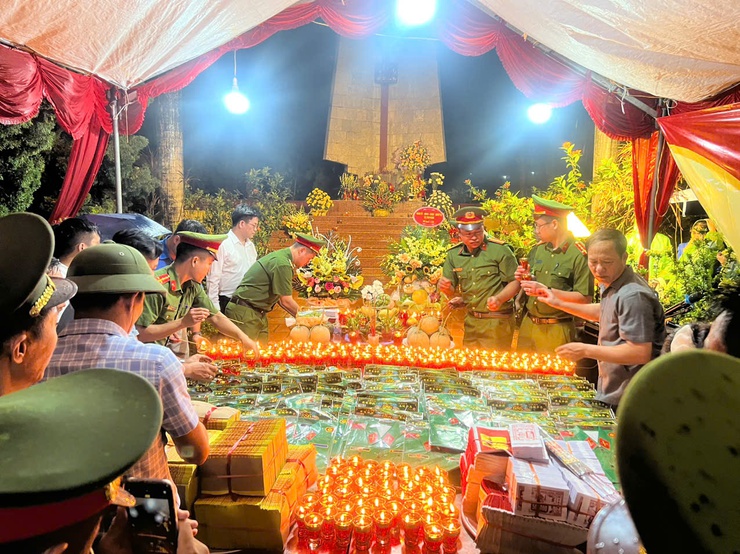 Tam Hưng: Thắp nến tri ân – Trang trọng, lan tỏa đạo lý "Uống nước nhớ nguồn"- Ảnh 10.