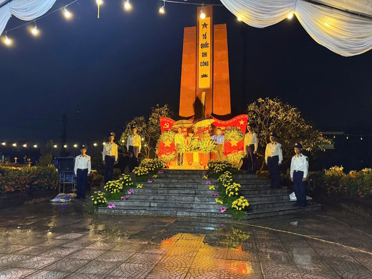 Xã Bình Minh đồng loạt tổ chức lễ thắp nến tri ân các anh hùng, liệt sĩ- Ảnh 1.