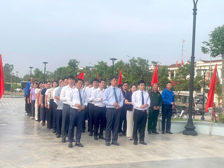 LÃNH ĐẠO XÃ VĨNH THANH DÂNG HƯƠNG VIẾNG NGHĨA TRANG LIỆT SĨ VÀ CÁC ĐÀI TƯỞNG NIỆM NHÂN DỊP KỶ NIỆM 78 NĂM NGÀY THƯƠNG BINH LIỆT SỸ- Ảnh 14.