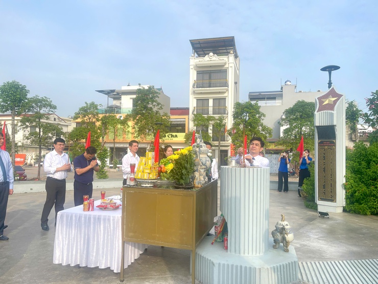LÃNH ĐẠO XÃ VĨNH THANH DÂNG HƯƠNG VIẾNG NGHĨA TRANG LIỆT SĨ VÀ CÁC ĐÀI TƯỞNG NIỆM NHÂN DỊP KỶ NIỆM 78 NĂM NGÀY THƯƠNG BINH LIỆT SỸ- Ảnh 15.