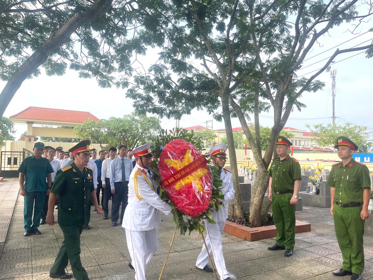 LÃNH ĐẠO XÃ VĨNH THANH DÂNG HƯƠNG VIẾNG NGHĨA TRANG LIỆT SĨ VÀ CÁC ĐÀI TƯỞNG NIỆM NHÂN DỊP KỶ NIỆM 78 NĂM NGÀY THƯƠNG BINH LIỆT SỸ- Ảnh 2.