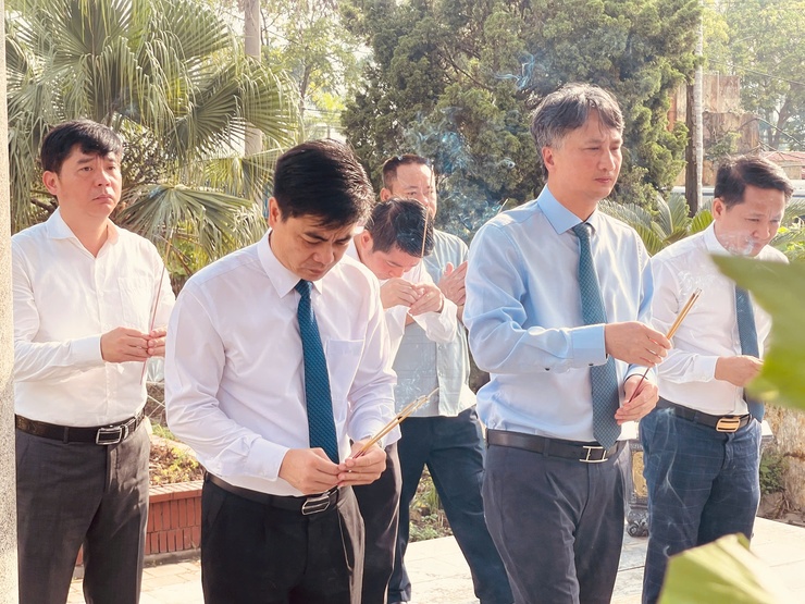 LÃNH ĐẠO XÃ VĨNH THANH DÂNG HƯƠNG VIẾNG NGHĨA TRANG LIỆT SĨ VÀ CÁC ĐÀI TƯỞNG NIỆM NHÂN DỊP KỶ NIỆM 78 NĂM NGÀY THƯƠNG BINH LIỆT SỸ- Ảnh 12.