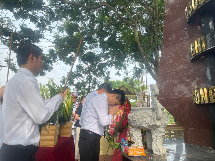LÃNH ĐẠO XÃ VĨNH THANH DÂNG HƯƠNG VIẾNG NGHĨA TRANG LIỆT SĨ VÀ CÁC ĐÀI TƯỞNG NIỆM NHÂN DỊP KỶ NIỆM 78 NĂM NGÀY THƯƠNG BINH LIỆT SỸ- Ảnh 4.