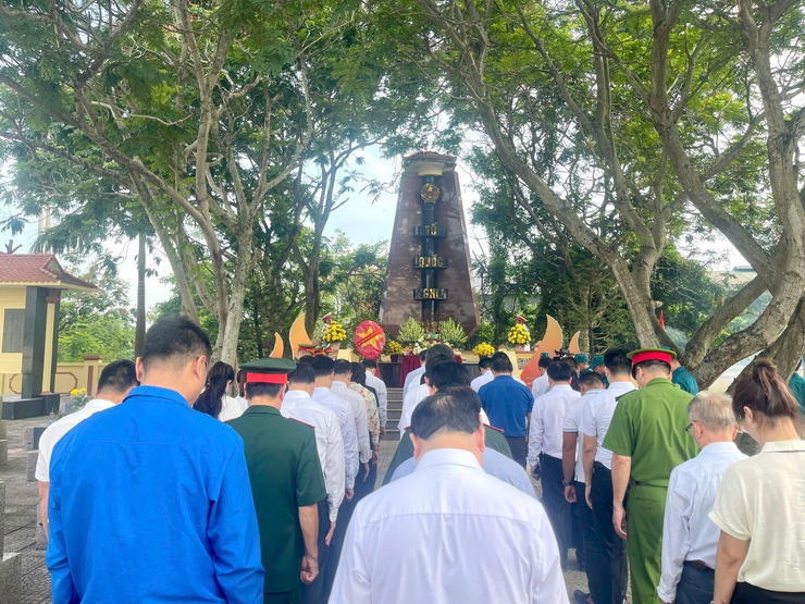 LÃNH ĐẠO XÃ VĨNH THANH DÂNG HƯƠNG VIẾNG NGHĨA TRANG LIỆT SĨ VÀ CÁC ĐÀI TƯỞNG NIỆM NHÂN DỊP KỶ NIỆM 78 NĂM NGÀY THƯƠNG BINH LIỆT SỸ- Ảnh 1.