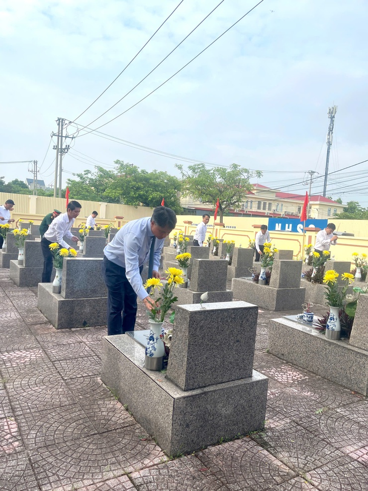 LÃNH ĐẠO XÃ VĨNH THANH DÂNG HƯƠNG VIẾNG NGHĨA TRANG LIỆT SĨ VÀ CÁC ĐÀI TƯỞNG NIỆM NHÂN DỊP KỶ NIỆM 78 NĂM NGÀY THƯƠNG BINH LIỆT SỸ- Ảnh 5.