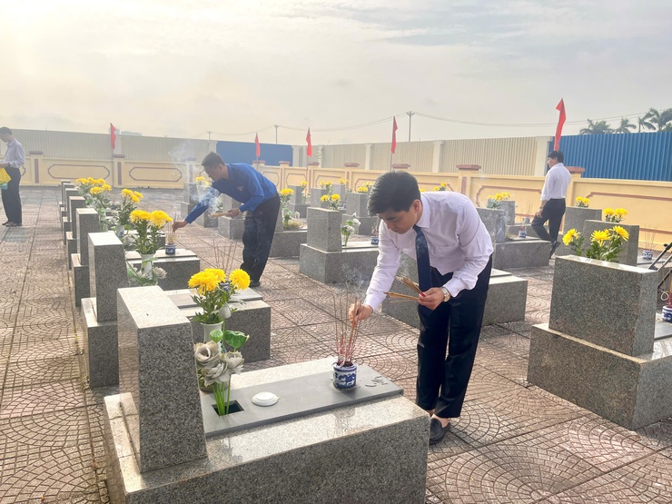 LÃNH ĐẠO XÃ VĨNH THANH DÂNG HƯƠNG VIẾNG NGHĨA TRANG LIỆT SĨ VÀ CÁC ĐÀI TƯỞNG NIỆM NHÂN DỊP KỶ NIỆM 78 NĂM NGÀY THƯƠNG BINH LIỆT SỸ- Ảnh 6.