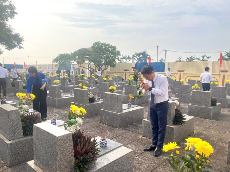 LÃNH ĐẠO XÃ VĨNH THANH DÂNG HƯƠNG VIẾNG NGHĨA TRANG LIỆT SĨ VÀ CÁC ĐÀI TƯỞNG NIỆM NHÂN DỊP KỶ NIỆM 78 NĂM NGÀY THƯƠNG BINH LIỆT SỸ- Ảnh 7.