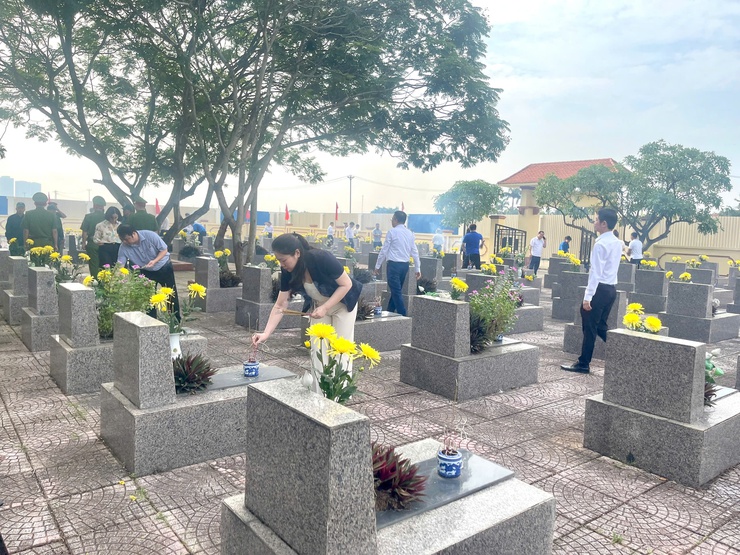 LÃNH ĐẠO XÃ VĨNH THANH DÂNG HƯƠNG VIẾNG NGHĨA TRANG LIỆT SĨ VÀ CÁC ĐÀI TƯỞNG NIỆM NHÂN DỊP KỶ NIỆM 78 NĂM NGÀY THƯƠNG BINH LIỆT SỸ- Ảnh 8.