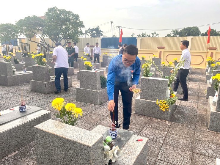 LÃNH ĐẠO XÃ VĨNH THANH DÂNG HƯƠNG VIẾNG NGHĨA TRANG LIỆT SĨ VÀ CÁC ĐÀI TƯỞNG NIỆM NHÂN DỊP KỶ NIỆM 78 NĂM NGÀY THƯƠNG BINH LIỆT SỸ- Ảnh 9.
