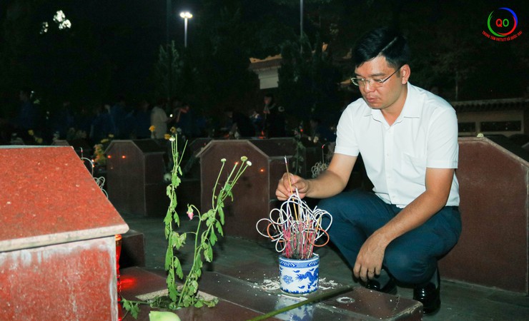 Long trọng tổ chức lễ thắp nến tri ân các anh hùng liệt sĩ nhân dịp 78 năm Ngày Thương binh - Liệt sĩ, tại nghĩa trang liệt sĩ Sài Sơn, xã Quốc Oai- Ảnh 12.