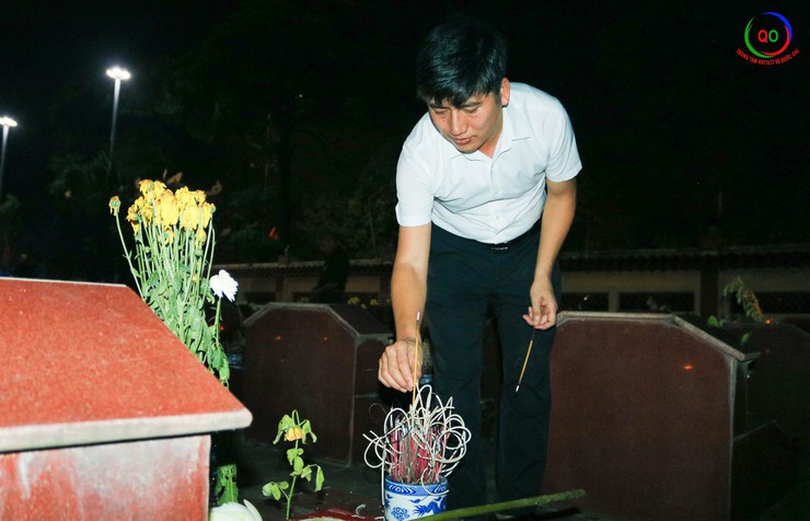 Long trọng tổ chức lễ thắp nến tri ân các anh hùng liệt sĩ nhân dịp 78 năm Ngày Thương binh - Liệt sĩ, tại nghĩa trang liệt sĩ Sài Sơn, xã Quốc Oai- Ảnh 13.