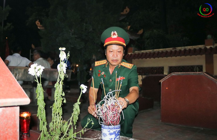 Long trọng tổ chức lễ thắp nến tri ân các anh hùng liệt sĩ nhân dịp 78 năm Ngày Thương binh - Liệt sĩ, tại nghĩa trang liệt sĩ Sài Sơn, xã Quốc Oai- Ảnh 14.