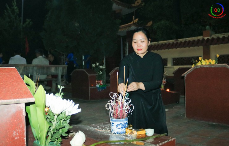 Long trọng tổ chức lễ thắp nến tri ân các anh hùng liệt sĩ nhân dịp 78 năm Ngày Thương binh - Liệt sĩ, tại nghĩa trang liệt sĩ Sài Sơn, xã Quốc Oai- Ảnh 15.