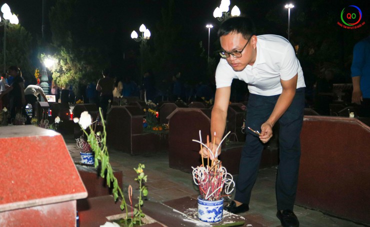 Long trọng tổ chức lễ thắp nến tri ân các anh hùng liệt sĩ nhân dịp 78 năm Ngày Thương binh - Liệt sĩ, tại nghĩa trang liệt sĩ Sài Sơn, xã Quốc Oai- Ảnh 16.