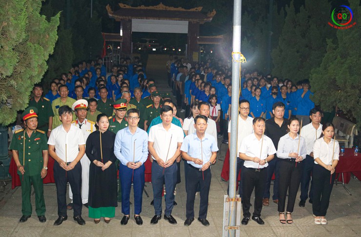 Long trọng tổ chức lễ thắp nến tri ân các anh hùng liệt sĩ nhân dịp 78 năm Ngày Thương binh - Liệt sĩ, tại nghĩa trang liệt sĩ Sài Sơn, xã Quốc Oai- Ảnh 4.