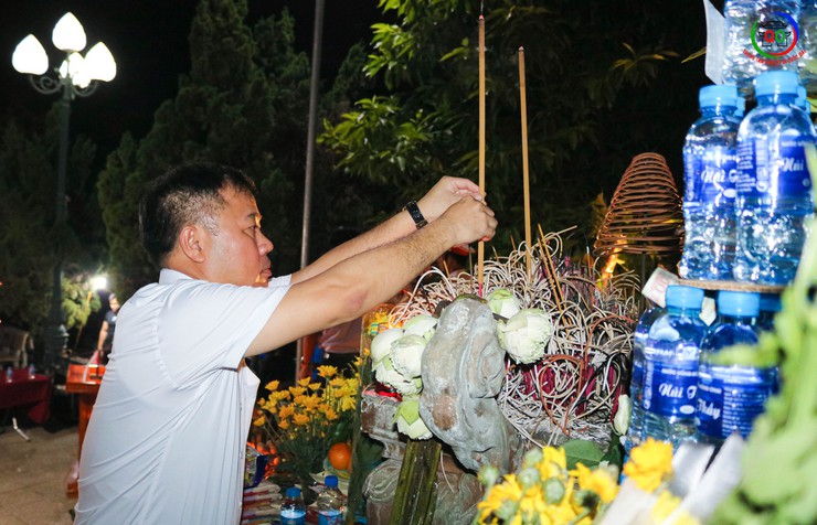 Long trọng tổ chức lễ thắp nến tri ân các anh hùng liệt sĩ nhân dịp 78 năm Ngày Thương binh - Liệt sĩ, tại nghĩa trang liệt sĩ Sài Sơn, xã Quốc Oai- Ảnh 6.