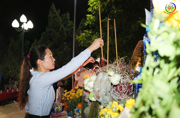 Long trọng tổ chức lễ thắp nến tri ân các anh hùng liệt sĩ nhân dịp 78 năm Ngày Thương binh - Liệt sĩ, tại nghĩa trang liệt sĩ Sài Sơn, xã Quốc Oai- Ảnh 7.