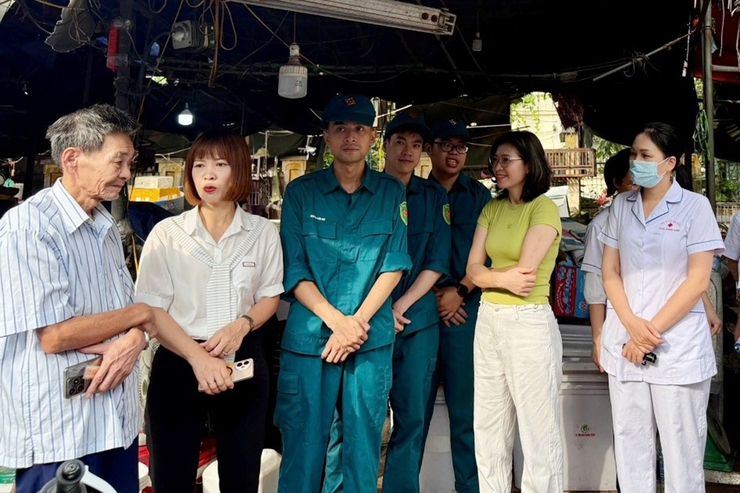 Phường Thanh Xuân ra quân tổng vệ sinh môi trường - diệt bọ gậy phòng chống sốt xuất huyết - Ảnh 1.