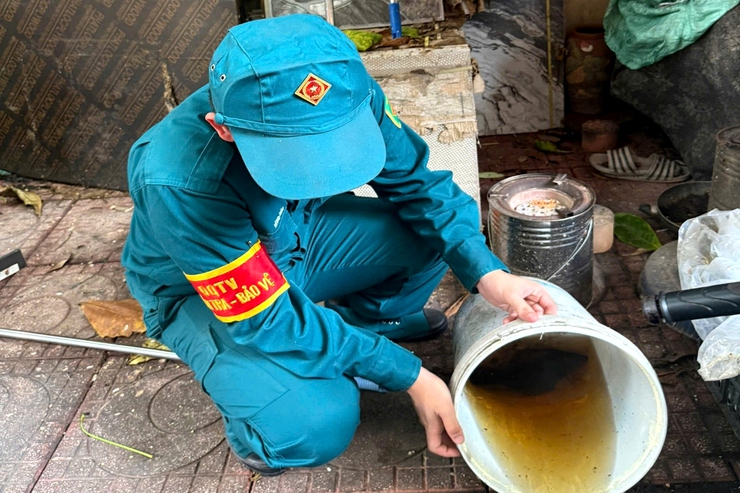 Phường Thanh Xuân ra quân tổng vệ sinh môi trường - diệt bọ gậy phòng chống sốt xuất huyết - Ảnh 10.