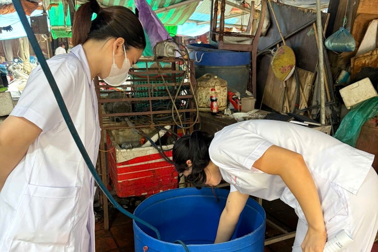 Phường Thanh Xuân ra quân tổng vệ sinh môi trường - diệt bọ gậy phòng chống sốt xuất huyết - Ảnh 6.