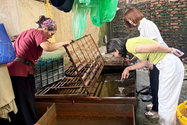 Phường Thanh Xuân ra quân tổng vệ sinh môi trường - diệt bọ gậy phòng chống sốt xuất huyết - Ảnh 4.