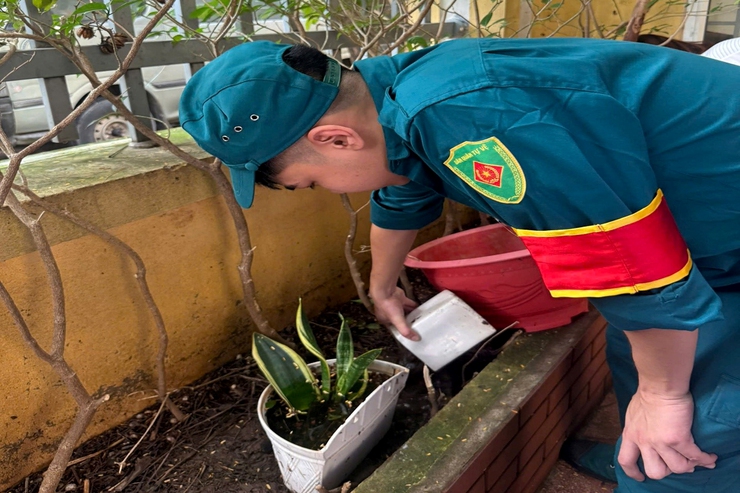 Phường Thanh Xuân ra quân tổng vệ sinh môi trường - diệt bọ gậy phòng chống sốt xuất huyết - Ảnh 9.
