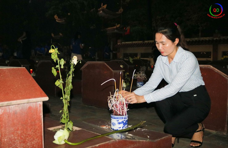 Long trọng tổ chức lễ thắp nến tri ân các anh hùng liệt sĩ nhân dịp 78 năm Ngày Thương binh - Liệt sĩ, tại nghĩa trang liệt sĩ Sài Sơn, xã Quốc Oai- Ảnh 10.