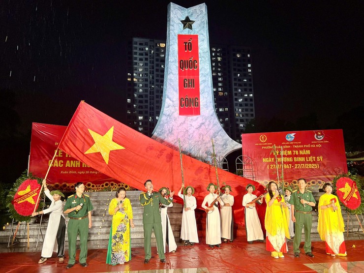 Xúc động Lễ thắp nến tri ân tại Đài tưởng niệm Liệt sỹ phường Xuân Đỉn- Ảnh 1.