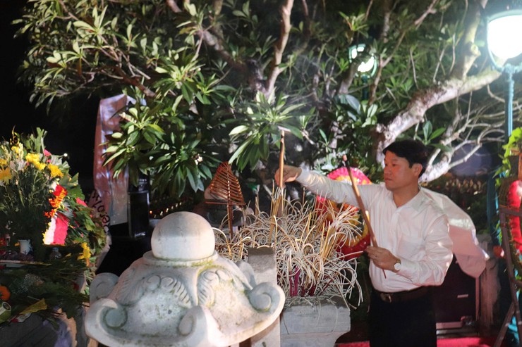 Trang trọng Lễ thắp nến tri ân các Anh hùng Liệt sỹ tại Nghĩa trang Kim Sơn năm 2025- Ảnh 1.
