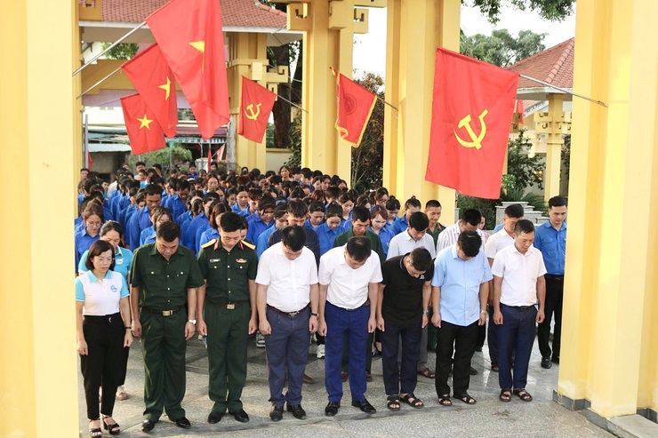 Phú Cát trang trọng tổ chức Lễ thắp nến tri ân các Anh hùng liệt sĩ nhân kỷ niệm 78 năm Ngày Thương binh – Liệt sĩ- Ảnh 1.