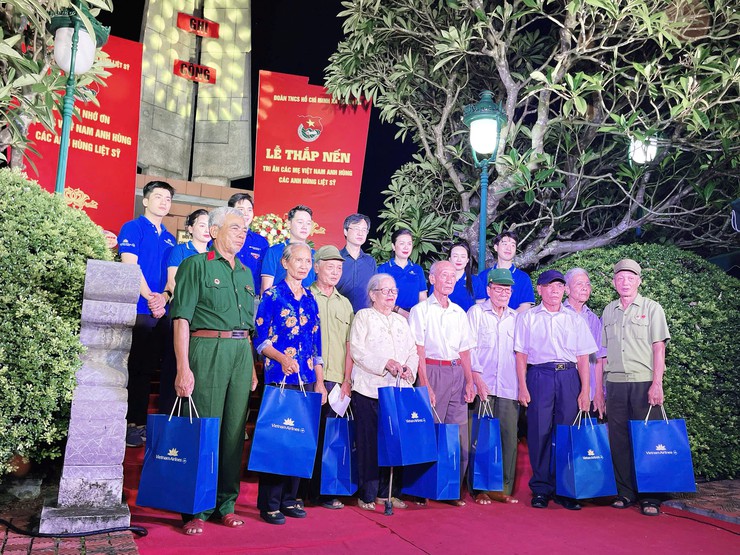 Trang trọng Lễ thắp nến tri ân các Anh hùng Liệt sỹ tại Nghĩa trang Kim Sơn năm 2025- Ảnh 10.