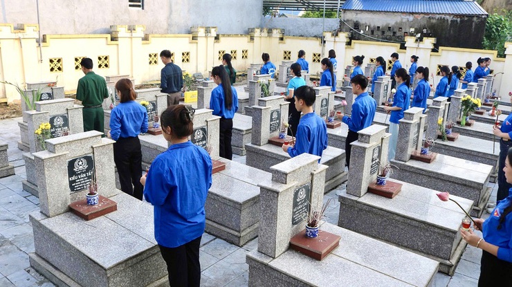 Phú Cát trang trọng tổ chức Lễ thắp nến tri ân các Anh hùng liệt sĩ nhân kỷ niệm 78 năm Ngày Thương binh – Liệt sĩ- Ảnh 10.