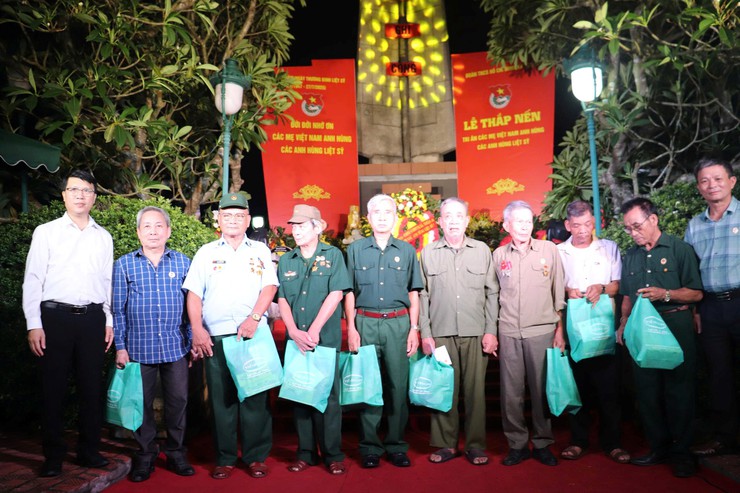 Trang trọng Lễ thắp nến tri ân các Anh hùng Liệt sỹ tại Nghĩa trang Kim Sơn năm 2025- Ảnh 11.