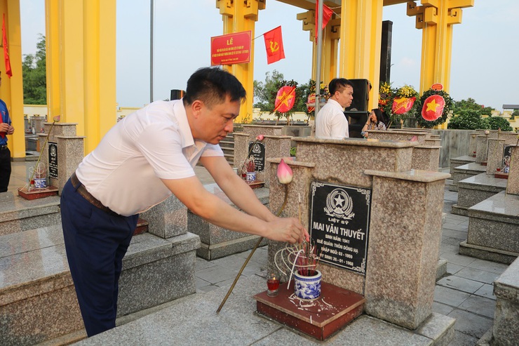 Phú Cát trang trọng tổ chức Lễ thắp nến tri ân các Anh hùng liệt sĩ nhân kỷ niệm 78 năm Ngày Thương binh – Liệt sĩ- Ảnh 11.