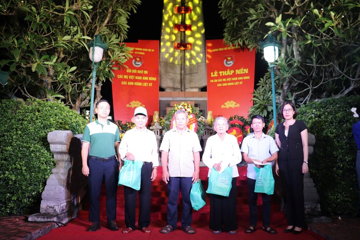 Trang trọng Lễ thắp nến tri ân các Anh hùng Liệt sỹ tại Nghĩa trang Kim Sơn năm 2025- Ảnh 12.