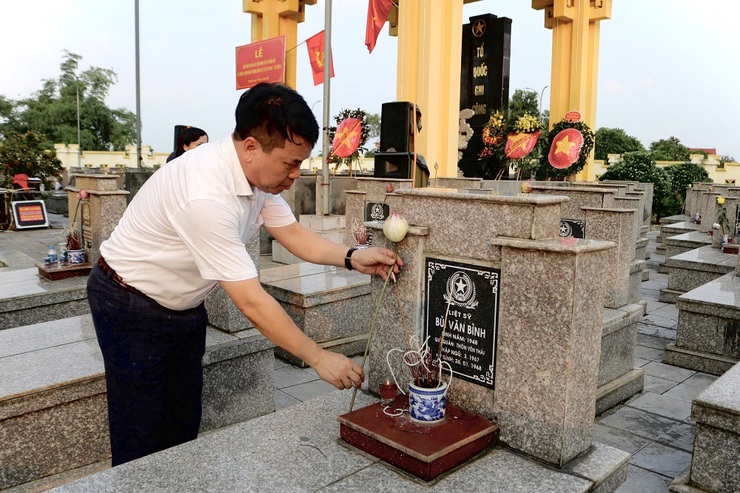 Phú Cát trang trọng tổ chức Lễ thắp nến tri ân các Anh hùng liệt sĩ nhân kỷ niệm 78 năm Ngày Thương binh – Liệt sĩ- Ảnh 12.