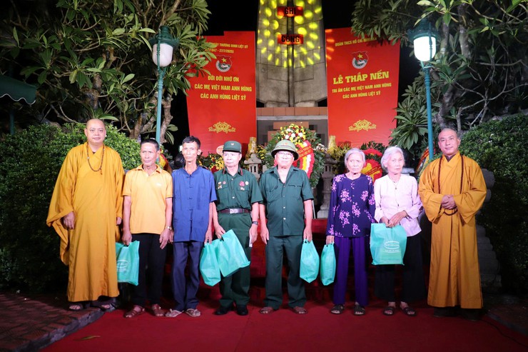 Trang trọng Lễ thắp nến tri ân các Anh hùng Liệt sỹ tại Nghĩa trang Kim Sơn năm 2025- Ảnh 13.