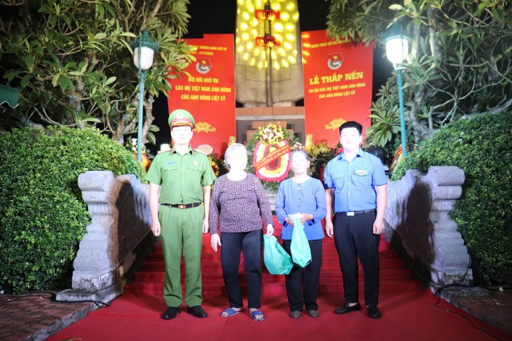 Trang trọng Lễ thắp nến tri ân các Anh hùng Liệt sỹ tại Nghĩa trang Kim Sơn năm 2025- Ảnh 14.