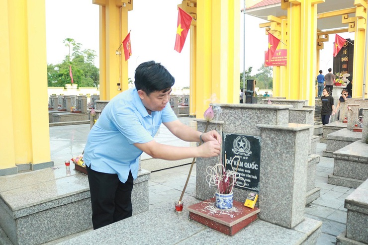Phú Cát trang trọng tổ chức Lễ thắp nến tri ân các Anh hùng liệt sĩ nhân kỷ niệm 78 năm Ngày Thương binh – Liệt sĩ- Ảnh 14.
