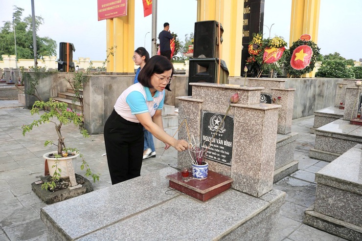 Phú Cát trang trọng tổ chức Lễ thắp nến tri ân các Anh hùng liệt sĩ nhân kỷ niệm 78 năm Ngày Thương binh – Liệt sĩ- Ảnh 15.