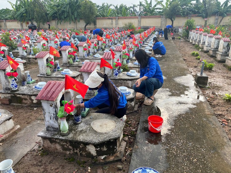 Trang trọng Lễ thắp nến tri ân các Anh hùng Liệt sỹ tại Nghĩa trang Kim Sơn năm 2025- Ảnh 16.