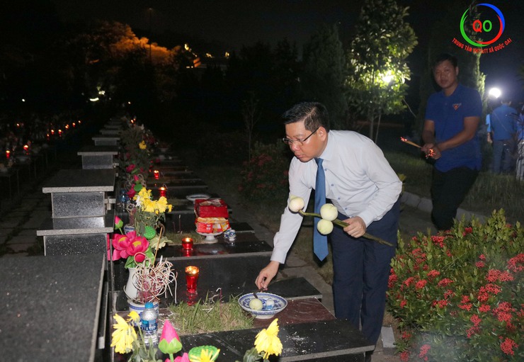 Xã Quốc Oai tổ chức dâng hương, thắp nến tri ân các Anh hùng liệt sĩ nhân kỷ niệm 78 năm ngày Thương binh liệt sỹ (27/7/1947 – 27/7/2025)- Ảnh 15.