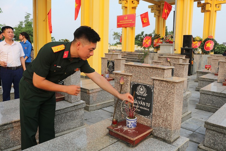 Phú Cát trang trọng tổ chức Lễ thắp nến tri ân các Anh hùng liệt sĩ nhân kỷ niệm 78 năm Ngày Thương binh – Liệt sĩ- Ảnh 16.