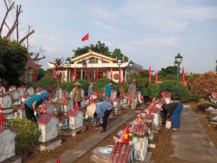 Trang trọng Lễ thắp nến tri ân các Anh hùng Liệt sỹ tại Nghĩa trang Kim Sơn năm 2025- Ảnh 17.