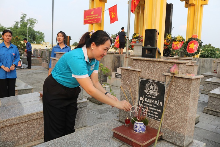 Phú Cát trang trọng tổ chức Lễ thắp nến tri ân các Anh hùng liệt sĩ nhân kỷ niệm 78 năm Ngày Thương binh – Liệt sĩ- Ảnh 17.