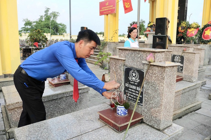 Phú Cát trang trọng tổ chức Lễ thắp nến tri ân các Anh hùng liệt sĩ nhân kỷ niệm 78 năm Ngày Thương binh – Liệt sĩ- Ảnh 18.