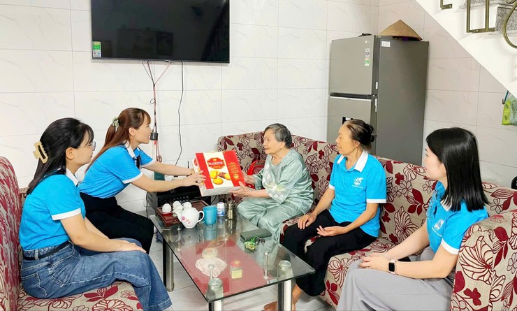 Trang trọng Lễ thắp nến tri ân các Anh hùng Liệt sỹ tại Nghĩa trang Kim Sơn năm 2025- Ảnh 20.
